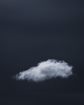 Nuage blanc sur fond gris